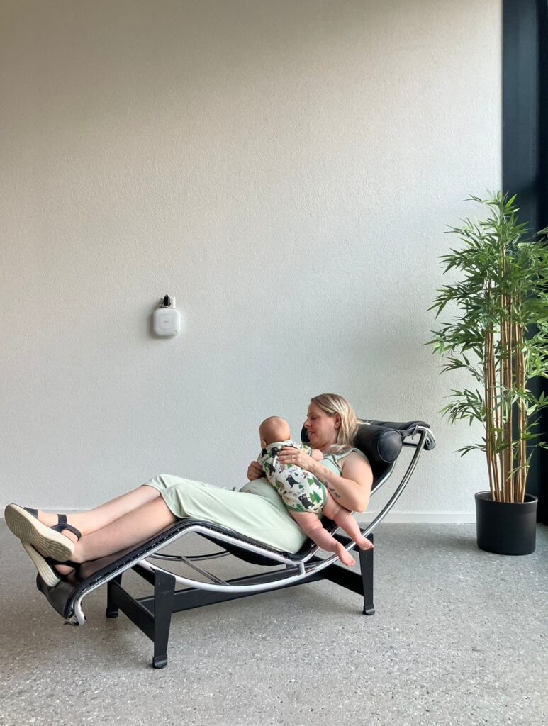 Gaëlle Maurer qui nourrit son enfant sur Ce célèbre fauteuil relax (la chaise longue LC4) généralement attribués au Corbusier, c’est Charlotte Perriand qui la designé et développe le concept technique.
